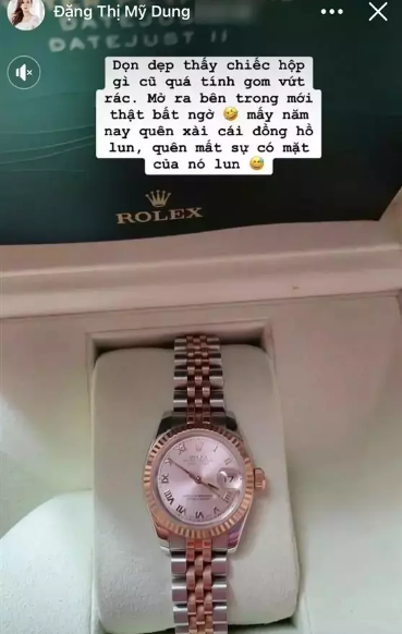 Bên cạnh sự ngưỡng mộ về độ giàu có, đa phần mọi người đều thở phào vì mỹ nhân 8X đã kịp thời nhận ra sự tồn tại của chiếc đồng hồ Rolex đắt đỏ.