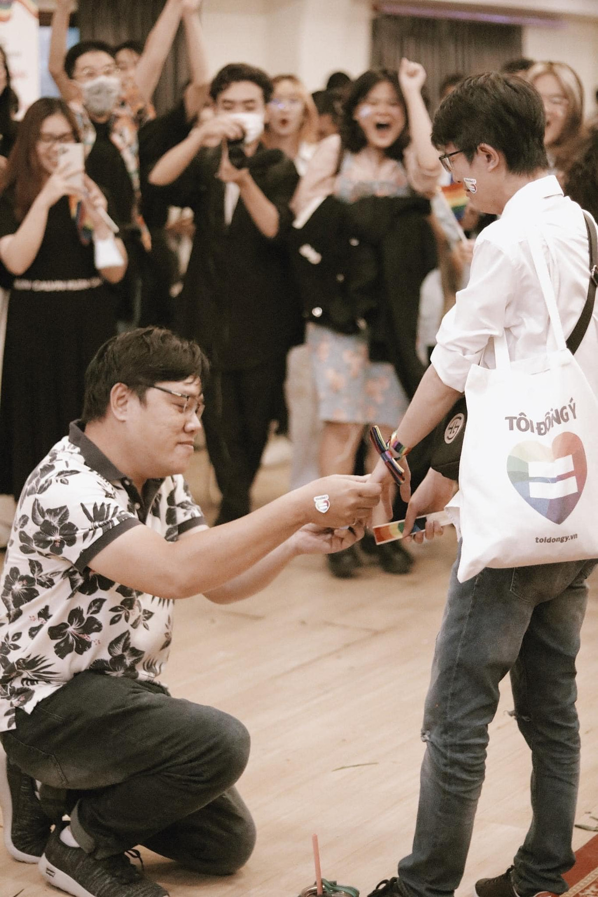 Man cau hon bat ngo cua cap doi dong tinh nam gay sot MXH-Hinh-2