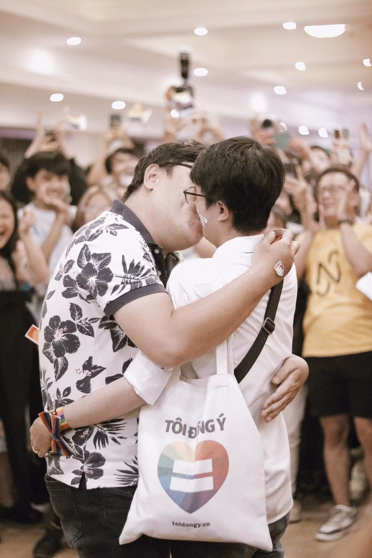 Man cau hon bat ngo cua cap doi dong tinh nam gay sot MXH-Hinh-4