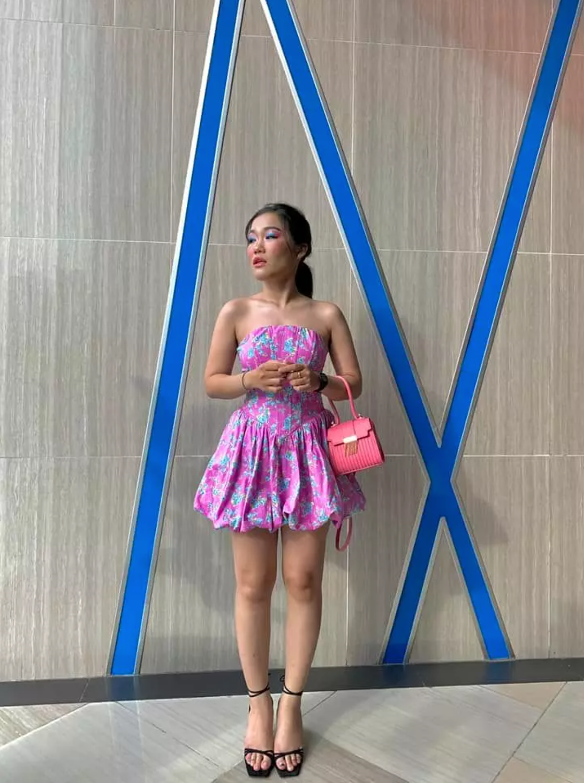 "Đây là kết quả của việc mỗi ngày đánh cầu lông 2 tiếng. Cộng thêm việc tối 2,4,6 từ 8h30 đến 9h30 tập gym. Cộng thêm mỗi ngày uống 2 lít rưỡi nước", cô viết.