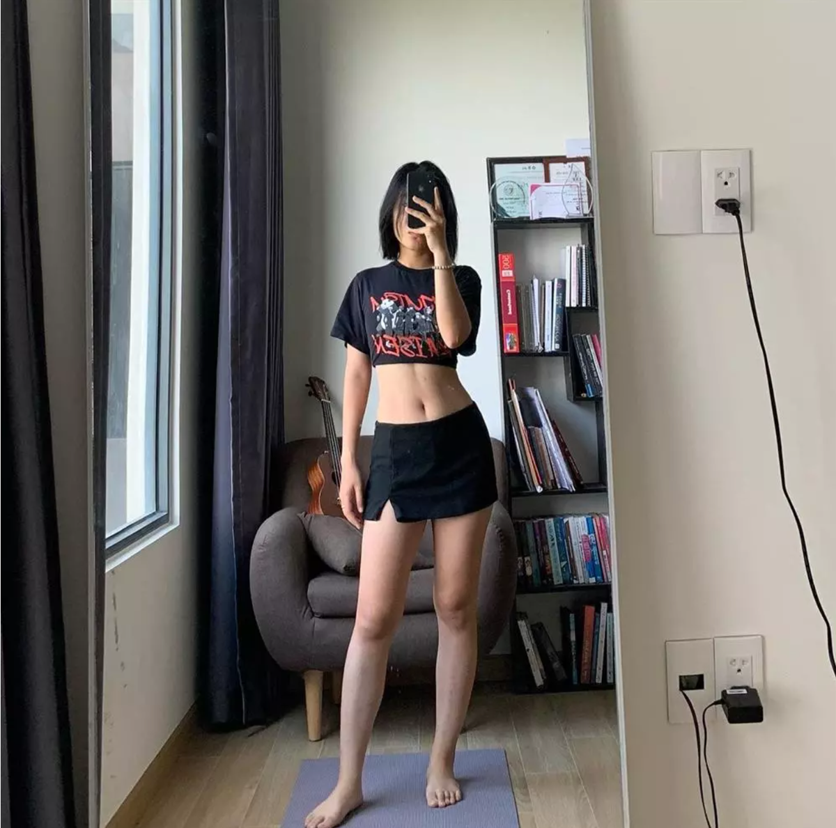 Mới đây trên trang cá nhân, TikToker Lê Thụy đã đăng tải loạt ảnh mới. Lần này cô chơi lớn, khoe cận vòng eo săn chắc của bản thân.