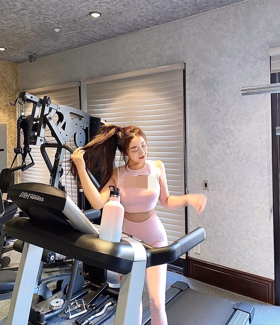 Rebecca Liu khá yêu thích thể thao. Cô dành thời gian tập gym và trang bị một số máy móc tại nhà để dễ dàng rèn luyện khi muốn.