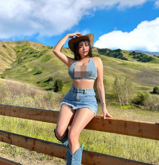 So với quá khứ, đường nét gương mặt hiện tại của cô gái này không có nhiều thay đổi chứng minh vẻ đẹp tự nhiên.