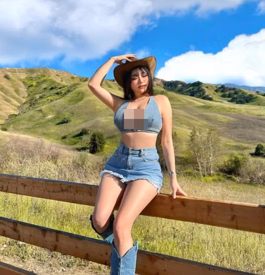 So với quá khứ, đường nét gương mặt hiện tại của cô gái này không có nhiều thay đổi chứng minh vẻ đẹp tự nhiên.