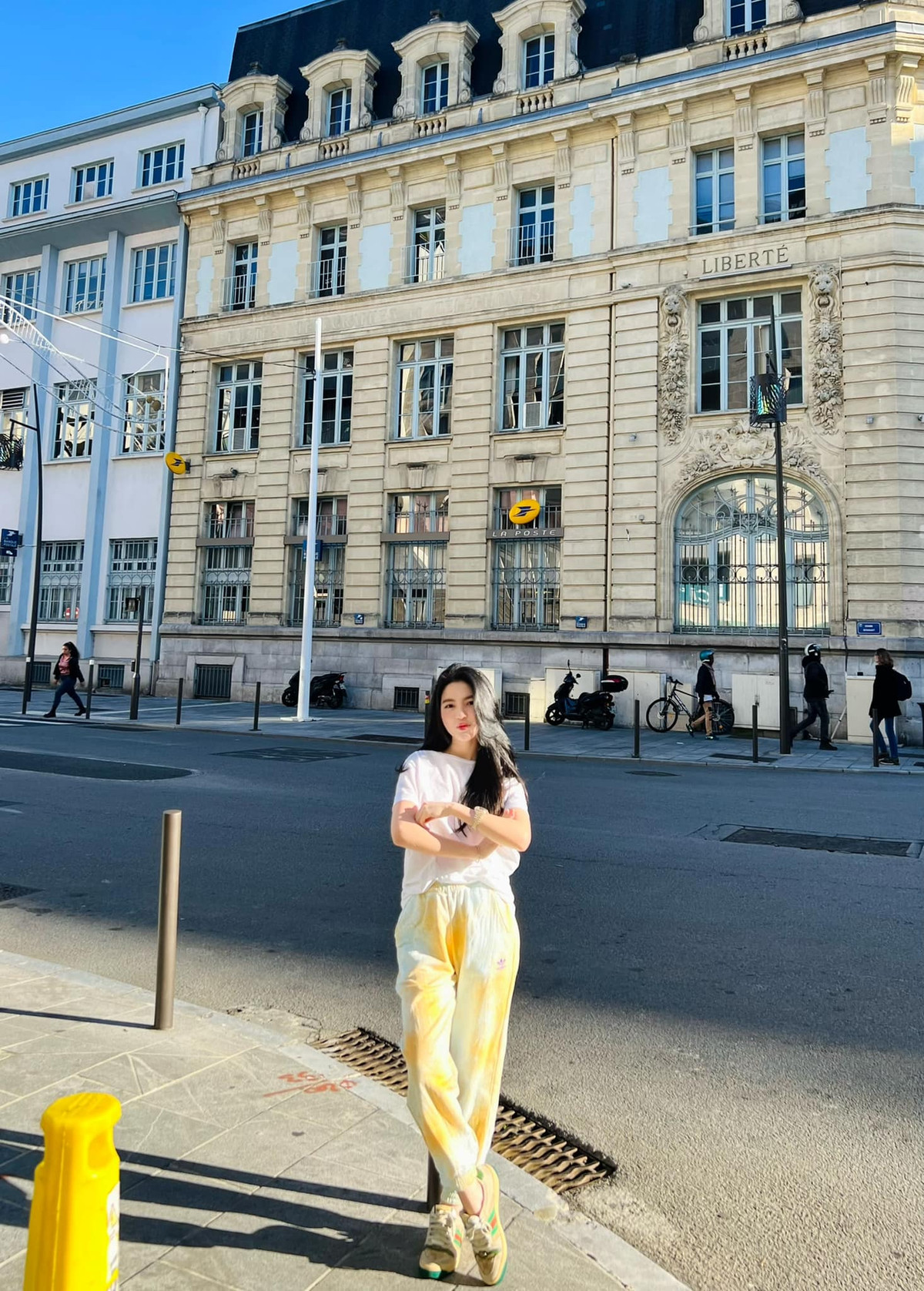 Mối quan hệ này còn được gia đình rất ủng hộ khi bạn gái Quang Hải nhiều lần bị bắt gặp xuất hiện bên người thân nam cầu thủ.