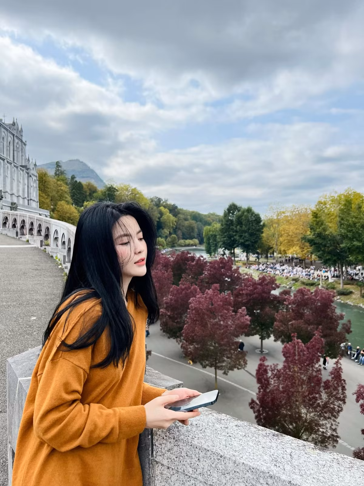 Không để lộ mặt song với những hành động tình tứ này, Thanh Huyền khó chối cãi chuyện đang hẹn hò Quang Hải.