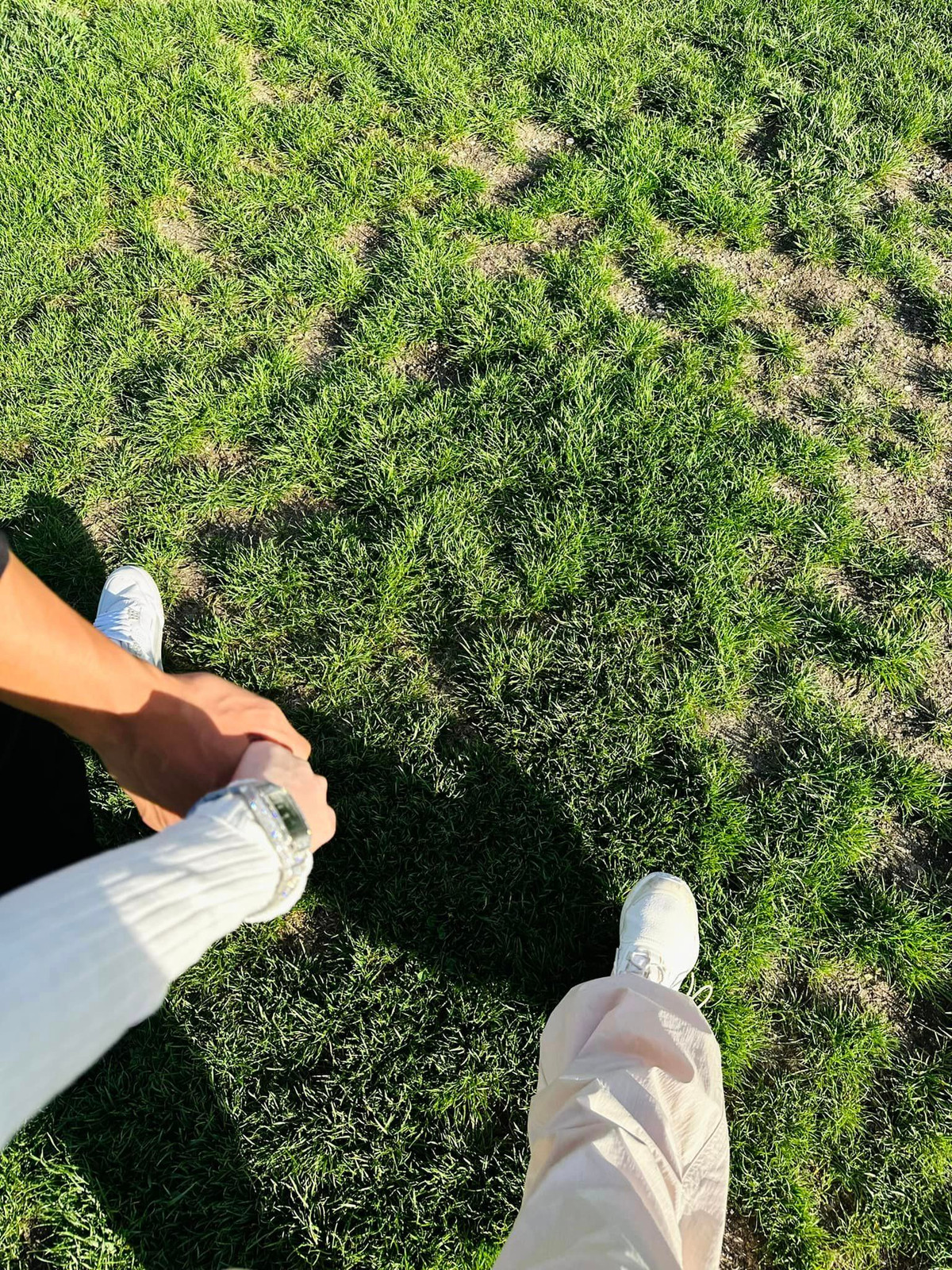 Ở phần bình luận, rất nhiều người ngợi khen cảnh đẹp, người đẹp và hy vọng cả 2 sẽ công khai mối quan hệ trong tương lai gần.