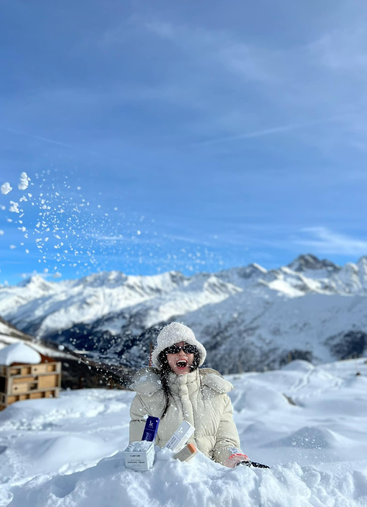 Qua hình ảnh mà bạn gái Quang Hải chia sẻ phần đông người hâm mộ đồn đoán rằng cô nàng đang có thời gian nghỉ ngơi, hâm nóng tình cảm với bạn trai ở Châu Âu.