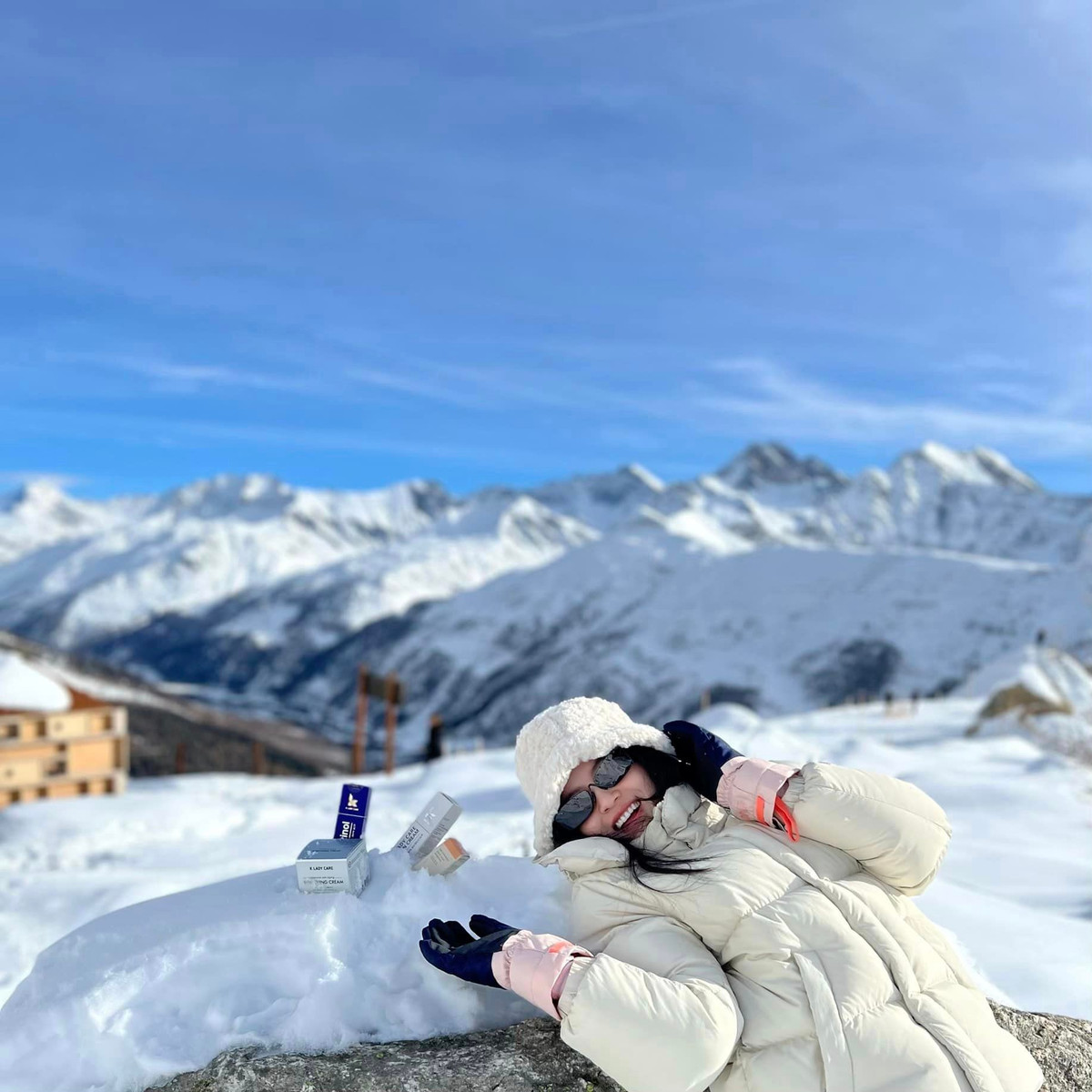 Quang Hai va ban gai cung khoe anh tai troi Au