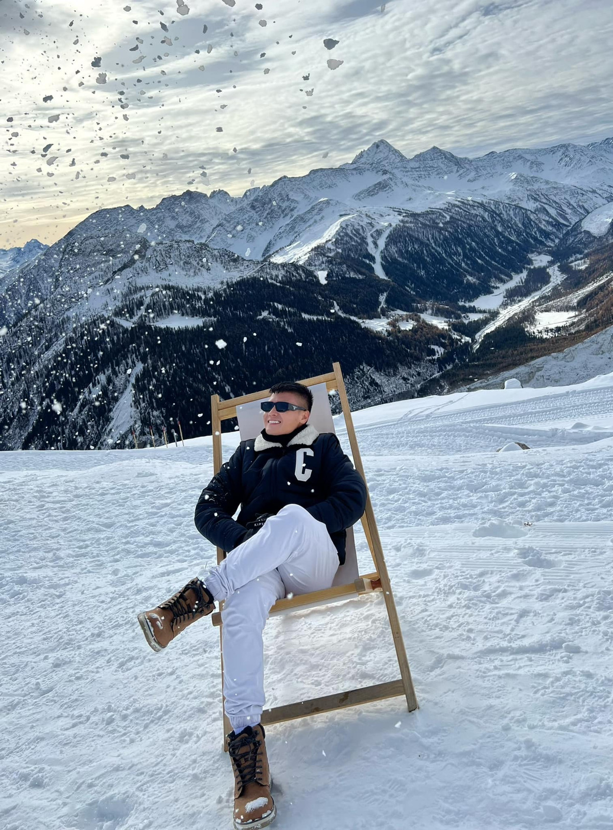 Giữa khung cảnh bốn bề đều là tuyết trắng, Chu Thanh Huyền đã nở nụ cười cực tươi, hướng về phía ống kính máy ảnh. Về phía cầu thủ Quang Hải anh cũng đăng tải đang loạt hình ảnh tương tự.