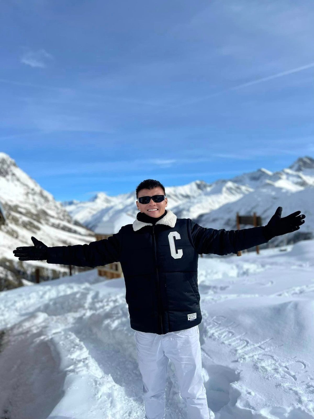 Về phía Quang Hải, anh chàng cũng không kém cạnh khi chia sẻ hình ảnh chơi đùa cùng tuyết trắng ở đây. Nhìn ảnh, nhiều người cũng đoán được tình cảm của cặp đôi đang rất mặn nồng.