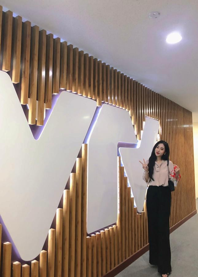 Sở hữu nhan sắc ngọt ngào, Vi Hoa còn được biết đến với sự thông minh và chăm chỉ khi quyết định học chương trình cử nhân từ khi bước lên năm thứ ba đại học.