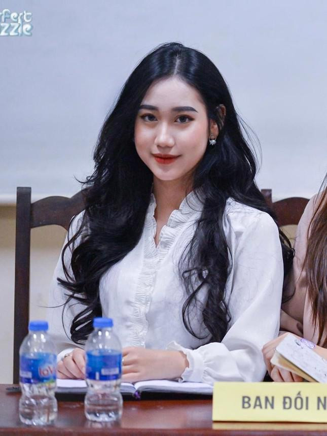 Nóng cùng World Cup 2022 giúp Vi Hoa đến gần hơn với ước mơ truyền hình của mình.