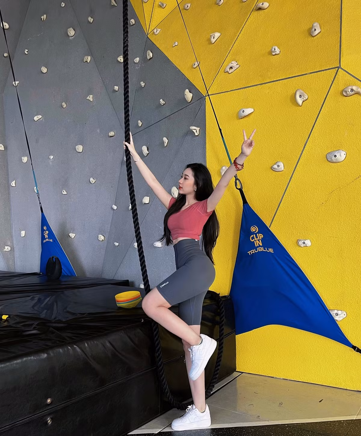 Hiện tại ngoài việc học, hot girl Nóng cùng World Cup nàng đang tập việc tại Đài Truyền hình Việt Nam với vai trò là MC dẫn thời tiết.