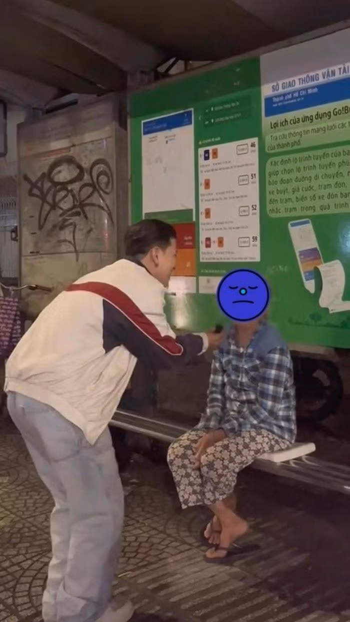 Mới đây nhất nam TikToker này vướng lùm xùm, tranh cãi sử dụng những ngôn từ không hay ho khi đi làm từ thiện.