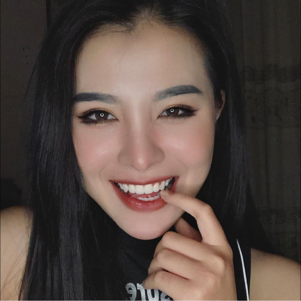 Ứng Minh Phương sinh năm 1997 tại Hà Nội. Cô nàng là cử nhân tại Học viện Phụ nữ và sở hữu một thành tích học tập không phải dạng vừa.