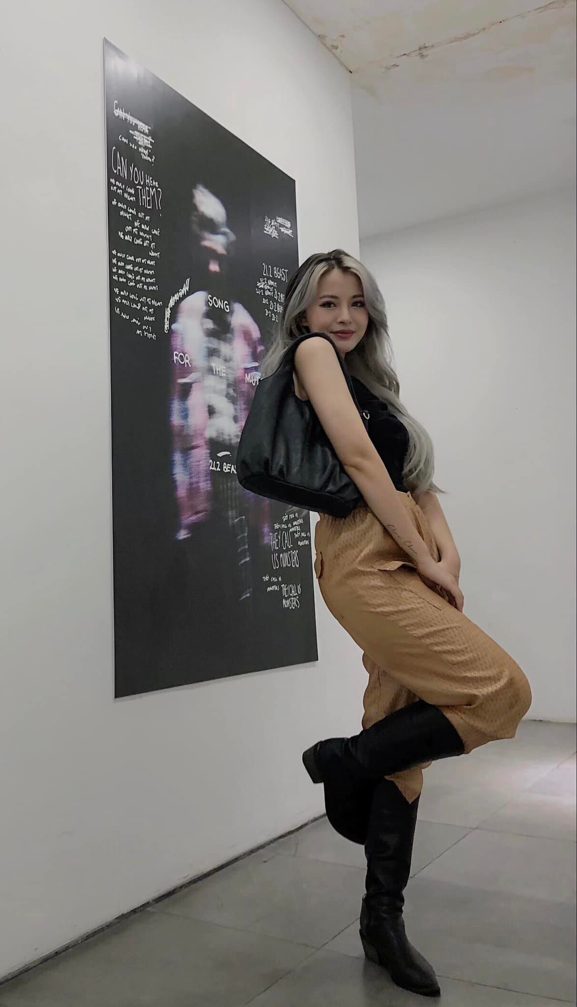 Cô nàng có một phong cách thời trang cá tính cùng một thần thái chất và cuốn hút.