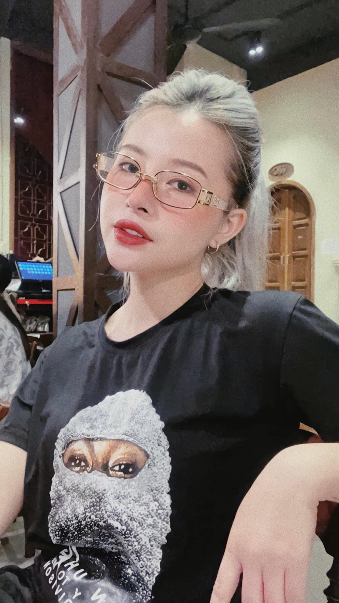 Mới đây, người đẹp 9X đã quyết định thử sức với diễn xuất. Cô đã xuất sắc vượt qua nhiều đối thủ để gia nhập vào công ty DC Media.