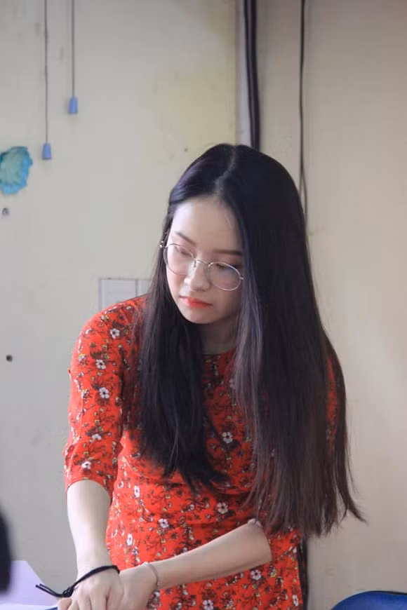 Những bức ảnh của một cô giáo thực tập tại trường THPT Nguyễn Chí Thanh từng thu hút sự quan tâm của cộng đồng mạng vì xinh như thiên thần lại trẻ không khác gì học sinh. Ảnh: Tổng hợp