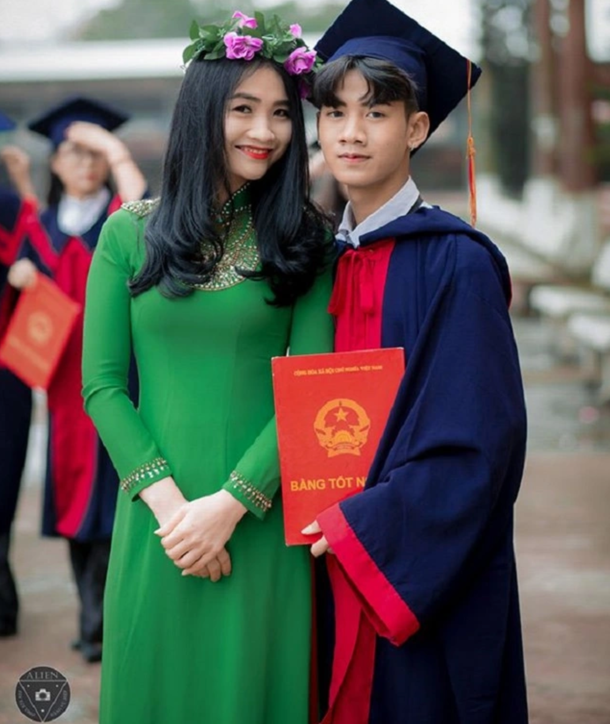 Được biết cô giáo xinh đẹp này không hề hay biết mình bất ngờ nổi tiếng trên mạng xã hội cho đến khi phóng viên liên hệ.