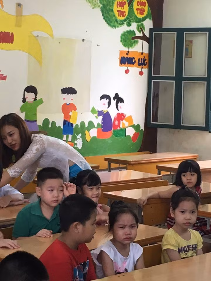 Xuất hiện trong vài bức ảnh được phụ huynh chụp lén cùng dòng trạng thái: "Đưa con đi học mà chẳng nỡ về", cô giáo Bùi Thuý Ngân trở thành tâm điểm chú ý của dân mạng một thời gian dài nhờ ngoại hình hút mắt của mình.