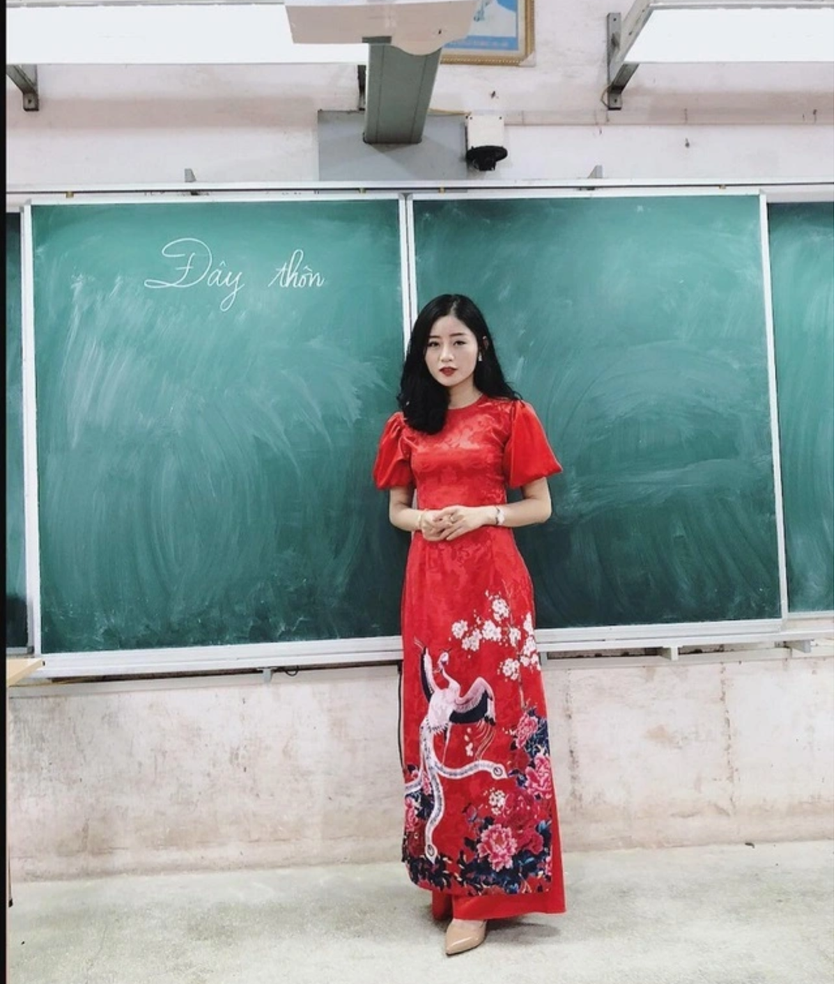 Được biết cô nàng là Nguyễn Thị Tuyết Mai, bức ảnh được chụp khi cô đang là cô giáo thực tập tại trường THPT Yên Lạc.