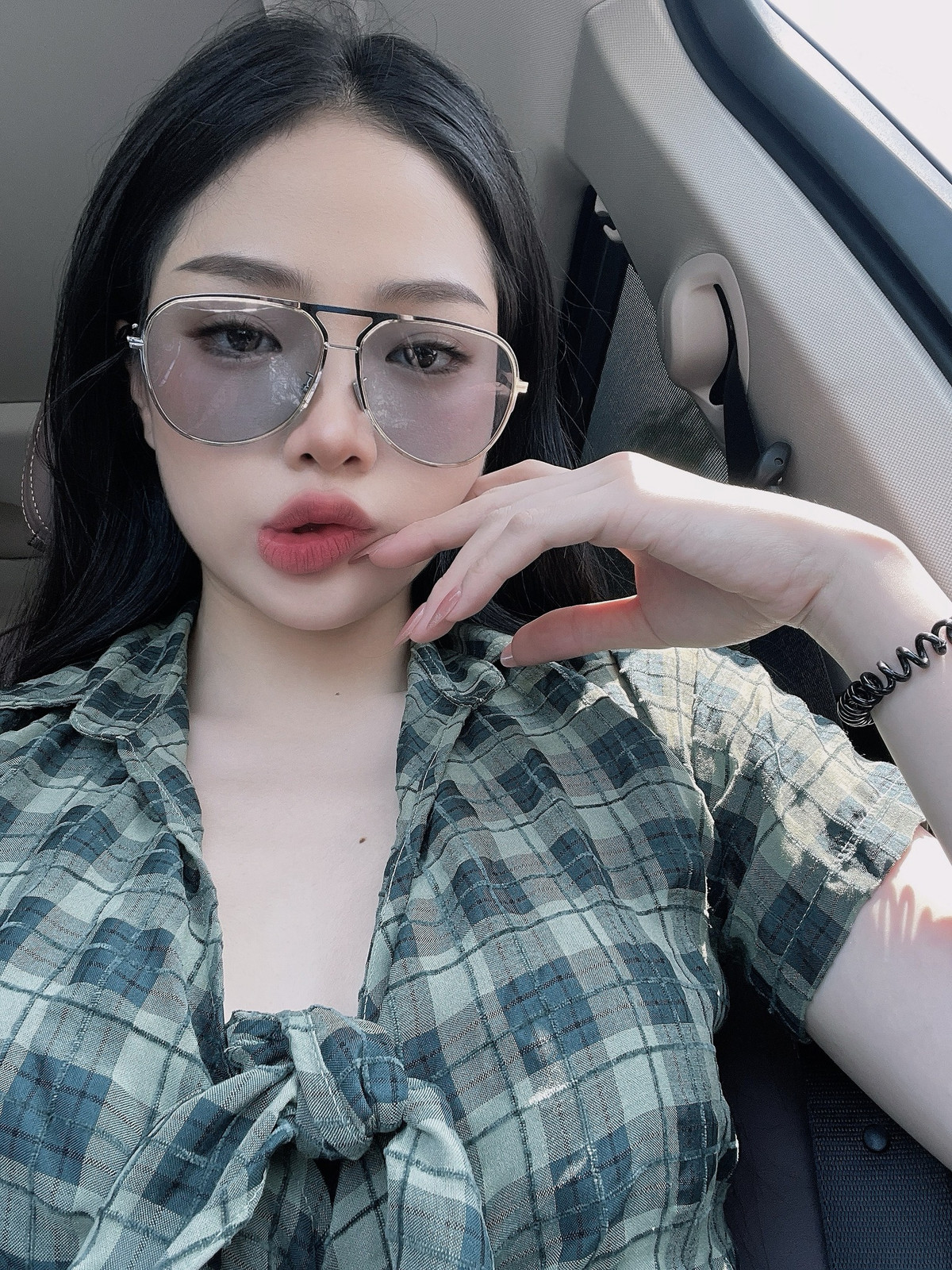 Cô nàng được biết đến là một trong những “hot girl vạn người mê” gây sốt cộng đồng mạng, thu hút rất nhiều lượt theo dõi.
