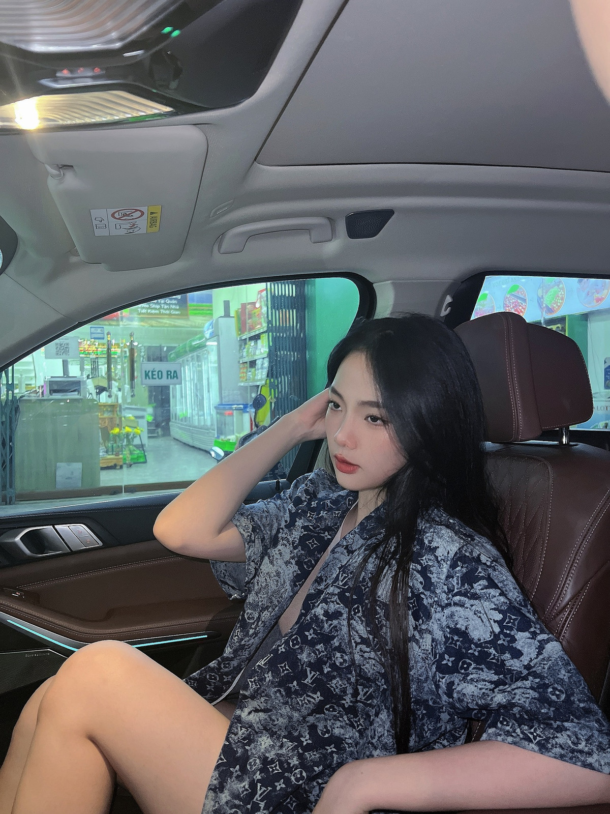 Khuôn mặt “thiên thần”, đôi mắt biết nói cùng ngoại hình cực “chuẩn” của người đẹp 10x đã thành công lấy đi bao “trái tim thổn thức”.