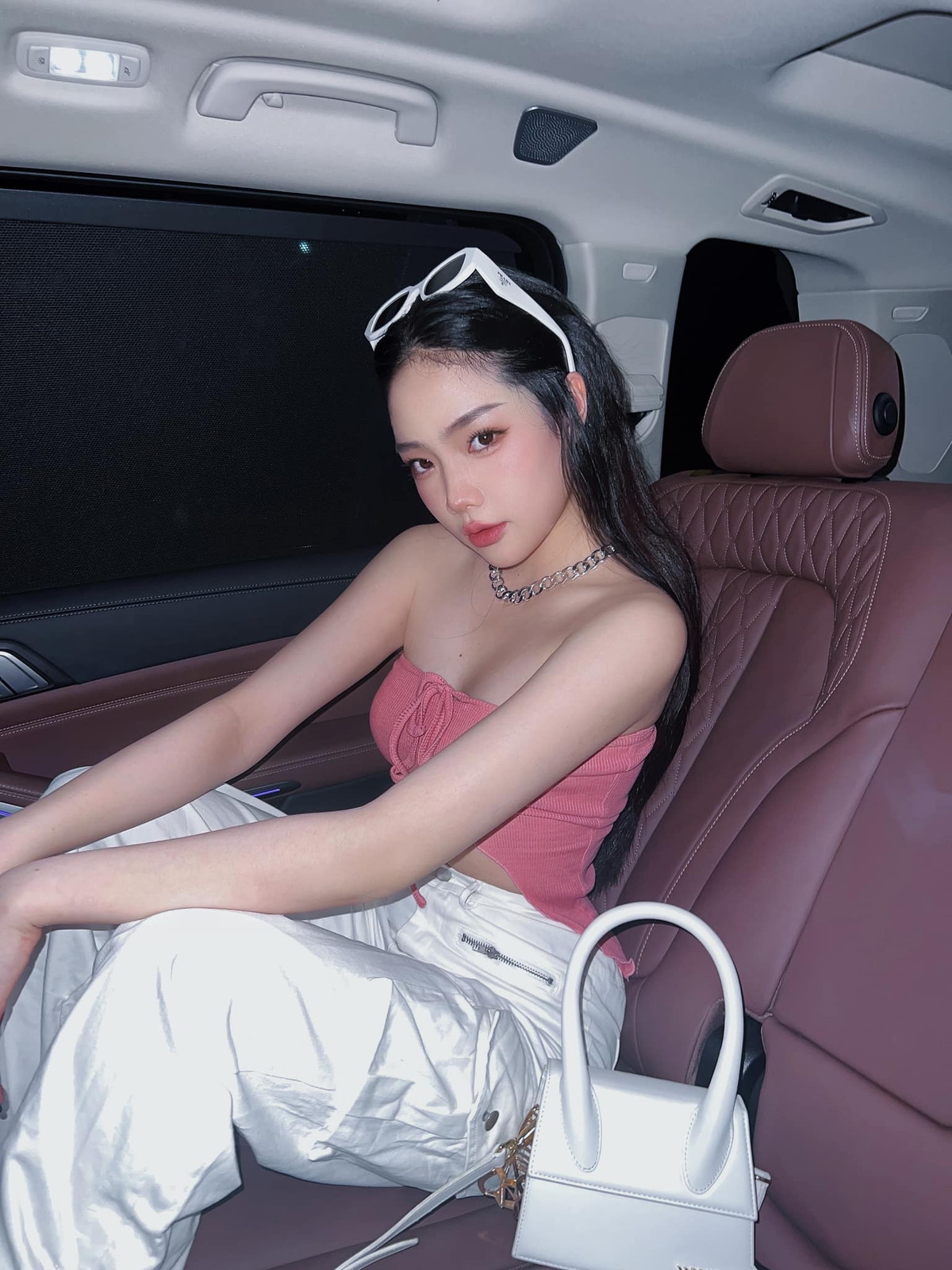 Không những thế, Châu Anh cực kỳ đa dạng trong phong cách ăn mặc, dù là trong trẻo, dễ thương hay quyến rũ, cô đều có thể “kham” được.