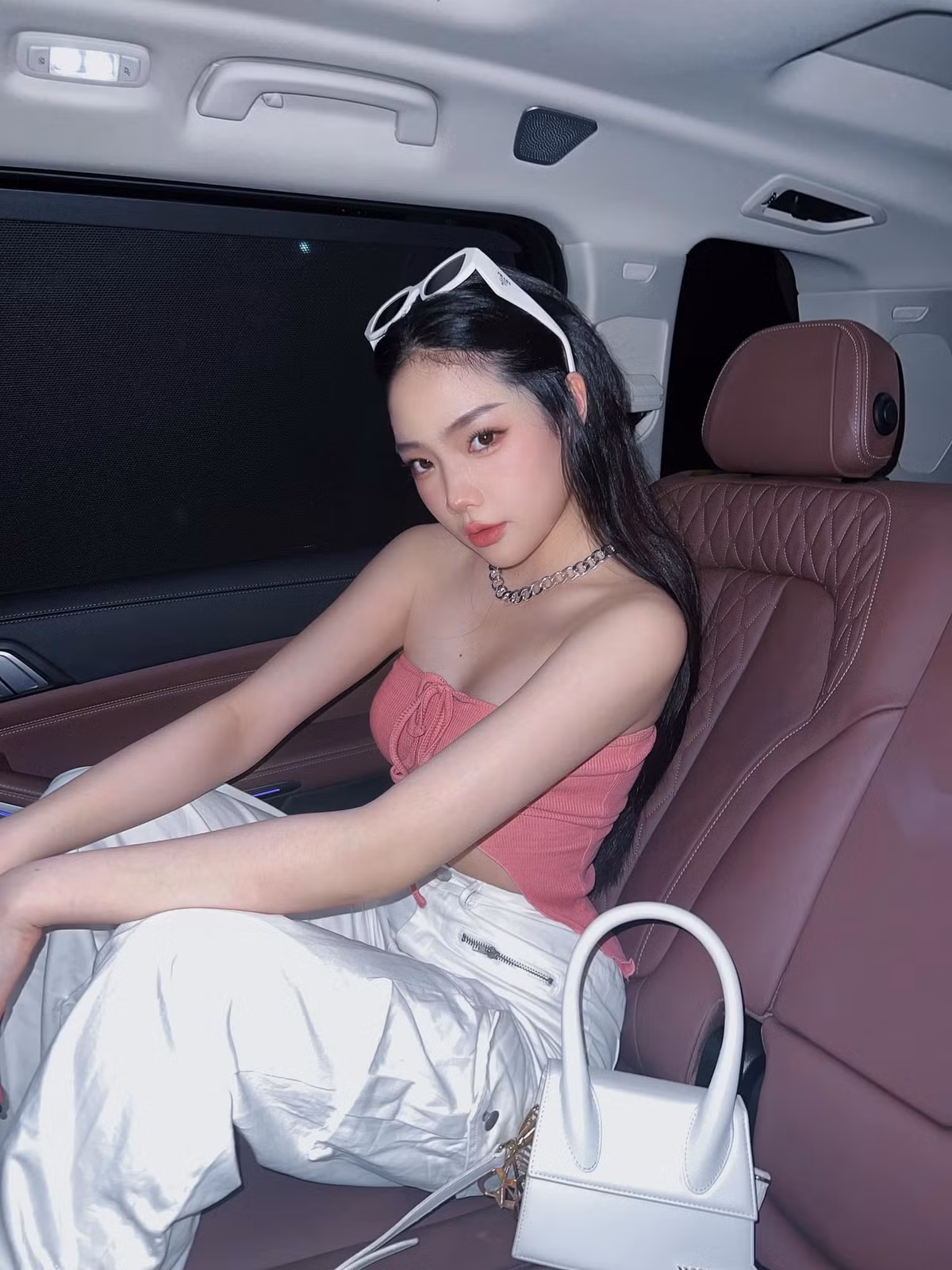 Không những thế, Châu Anh cực kỳ đa dạng trong phong cách ăn mặc, dù là trong trẻo, dễ thương hay quyến rũ, cô đều có thể “kham” được.