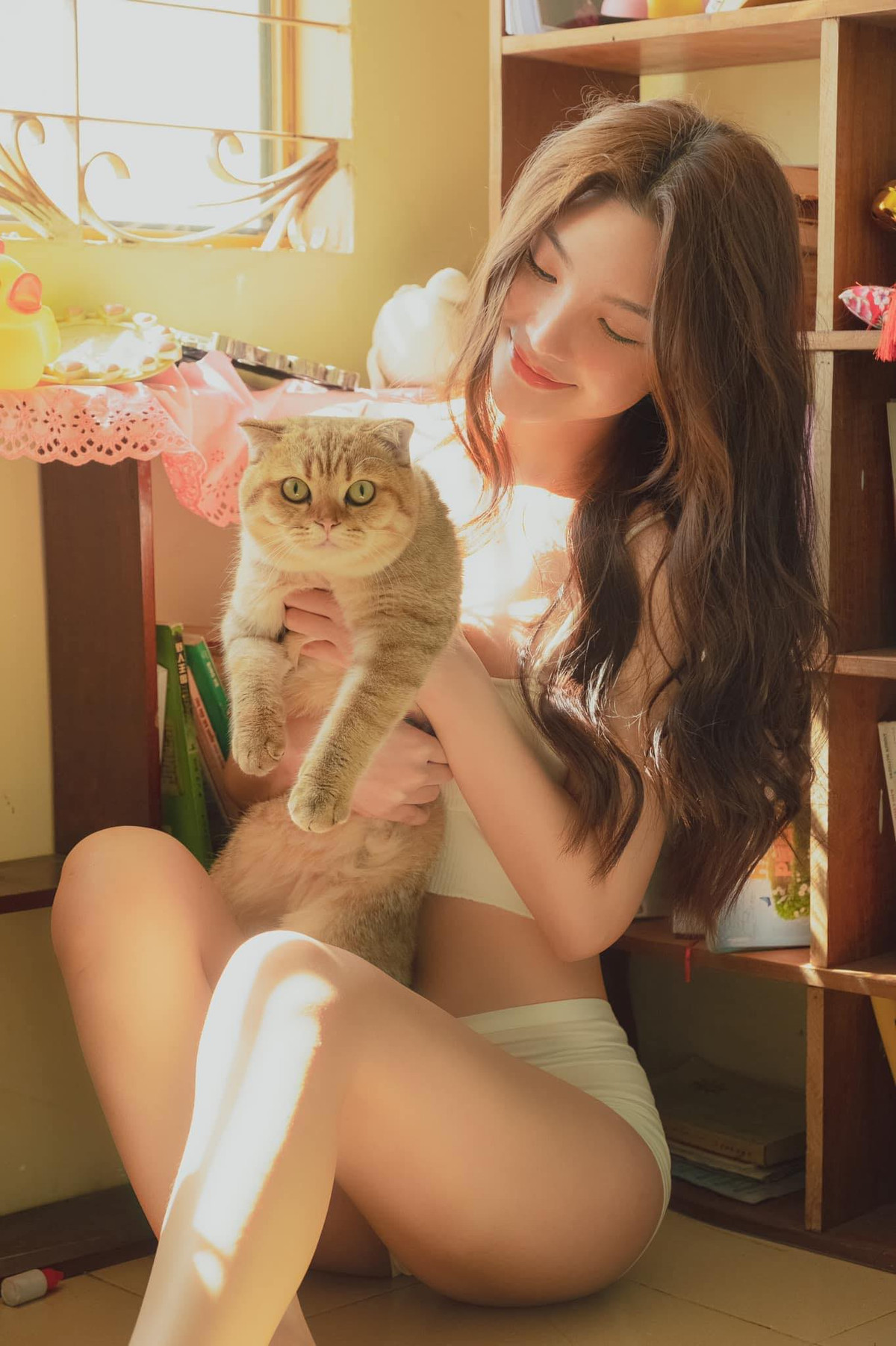 Mỹ Huyền không hoạt động showbiz sôi nổi như nhiều người đẹp khác mà tập trung cho việc học và kinh doanh.