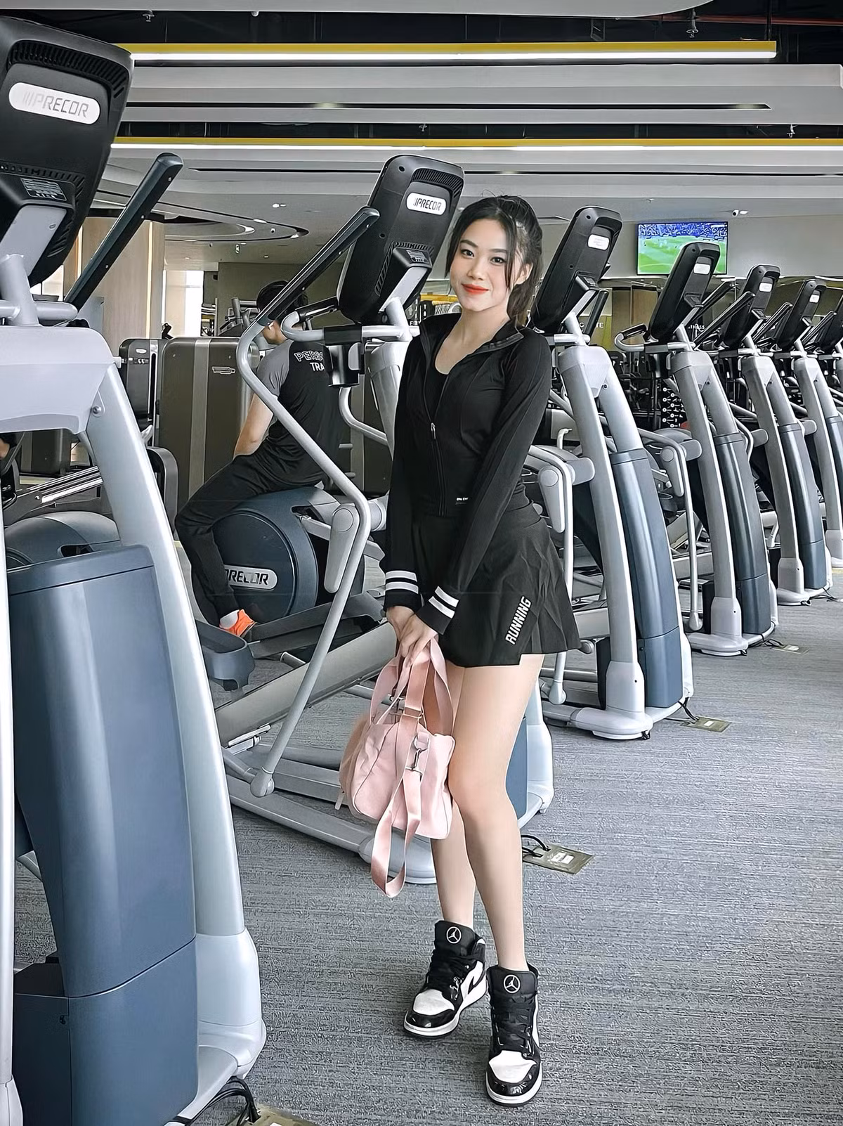 Chỉ mới 20 tuổi nên Hòa Bình vẫn luôn có những khoảnh khắc dễ thương, biểu cảm đúng với lứa tuổi của mình.