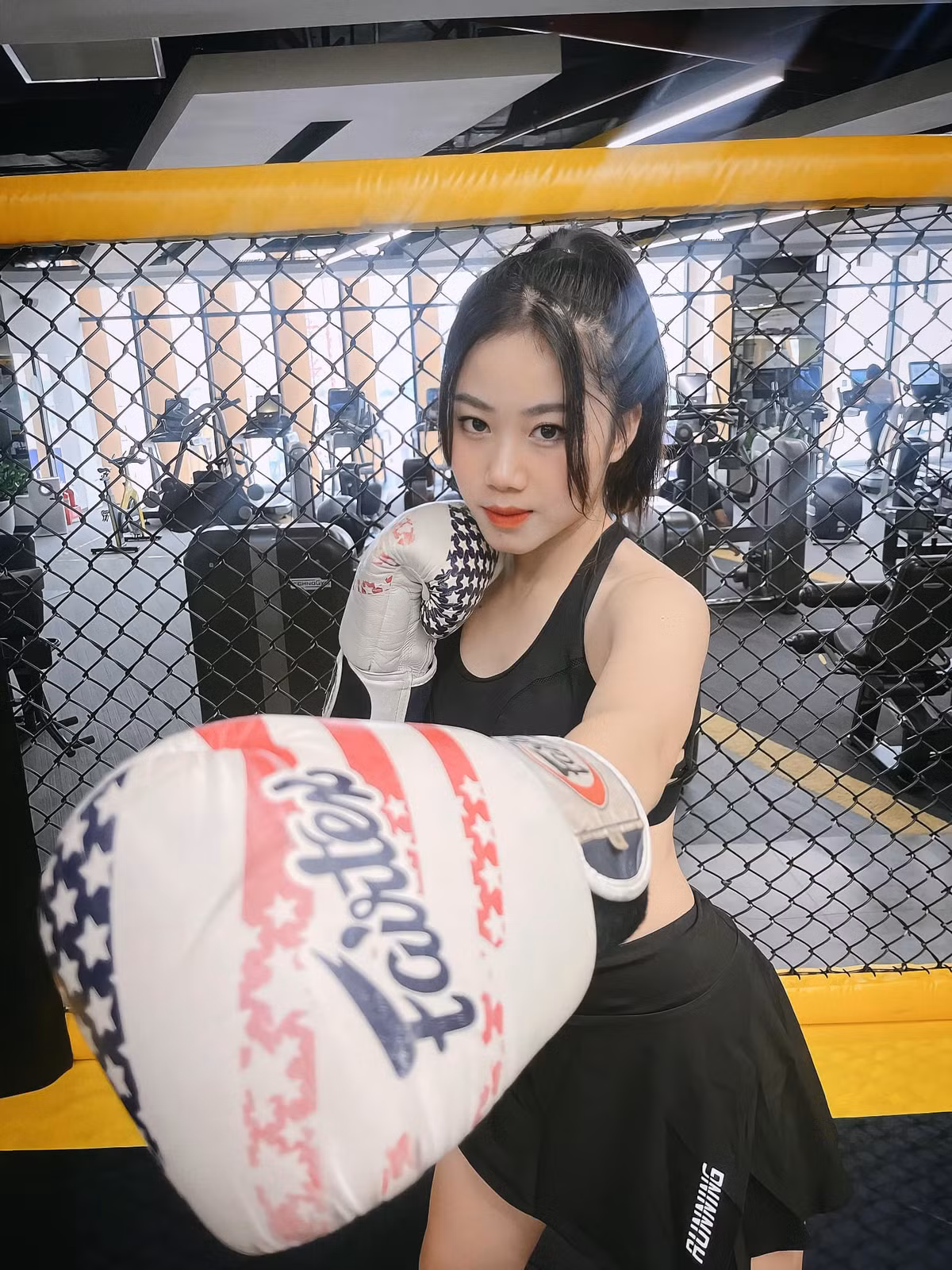 Hòa Bình mang vẻ đẹp năng động và khỏe khoắn, cô có thể tham gia nhiều môn thể thao khác như: đua ngựa, billiards,...