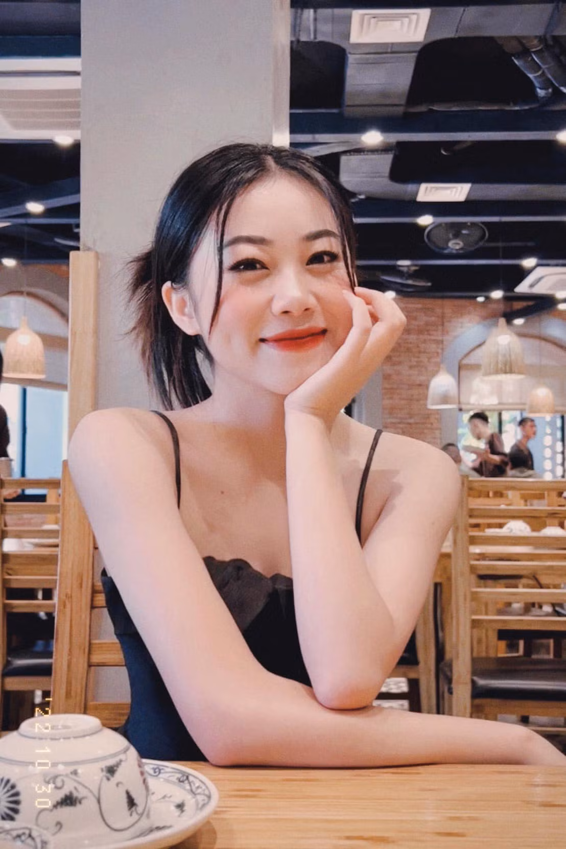 Hòa Bình chọn phong cách thời trang lịch sự, thanh lịch và rất khó để có thể tìm thấy một tấm ảnh cô diện những bộ cánh quyến rũ.