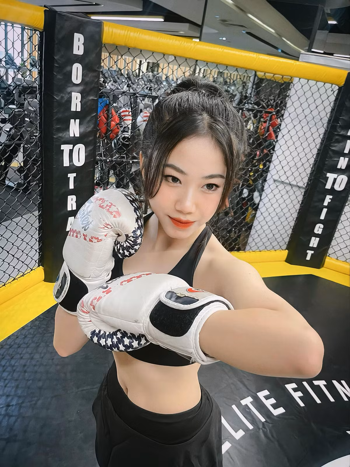 Cô thường xuyên đăng tải hình ảnh chơi bóng đá và thể hiện mình là một fan đích thực của tiền đạo Lionel Messi.