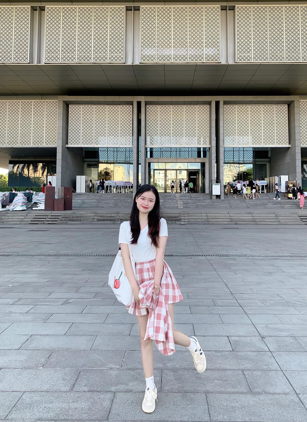 Chỉ cần diện những bộ cánh phong cách vintage hay mang hơi hướng retro một chút, bạn sẽ có những bức ảnh vừa thơ vừa lãng mạn, mà vẫn cực nghệ thuật. Ảnh: Trần Ngân