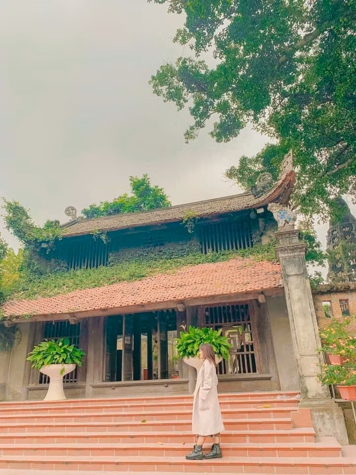 Chỉ cần đi qua cánh cửa làng, thì một vùng quê thanh tịnh như trong những phim cổ tích xưa với “cây đa, giếng nước, sân đình”. Ảnh: Nữ Hoàng