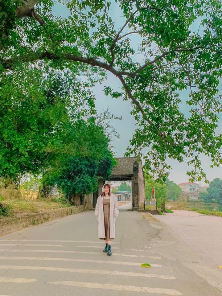 Ở gần Hà Nội giới trẻ cũng thích thú khi check in làng cổ Đường Lâm, làng cổ này dường như tách biệt với thế giới bên ngoài. Ảnh: Nữ Hoàng