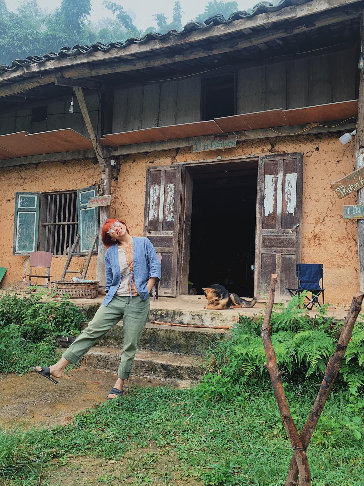 Tại Hà Giang, có một ngôi làng cổ trăm năm tuổi nằm bên sườn núi tách biệt với thế giới bên ngoài khiến du khách cứ như lạc với miền cổ tích ngày xưa, đó là làng cổ Thiên Hương. Ảnh: Đi cùng Jayni