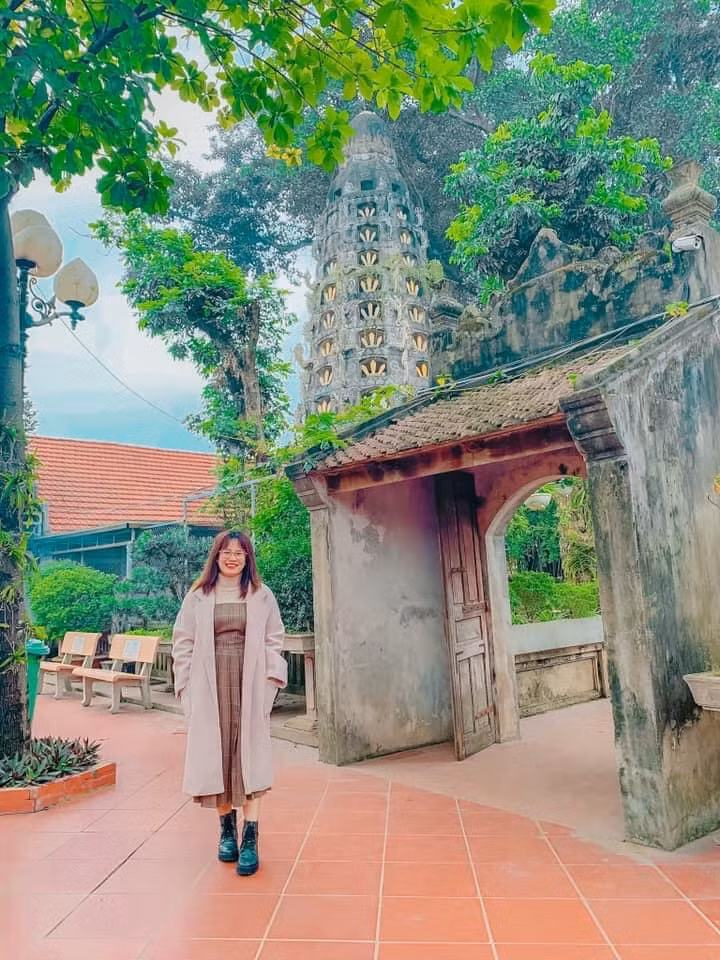 Nơi đây còn lưu giữ rất nhiều ngôi nhà đậm chất làng quê Bắc Bộ với những con đường gạch, những bức tường đá ong. Ảnh: Nữ Hoàng