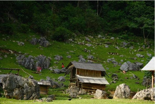 Theo lời chia sẻ từ những người từng đến nơi đây, Hang Táu như đưa chúng ta quay ngược thời gian, trở về thời nguyên thủy không có điện và sóng điện thoại. Ảnh: Nguyên Hạnh