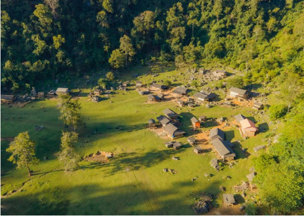 Là một ngôi làng nhỏ nằm sâu trong vùng núi, ít người biết đến nên vẫn giữ được nguyên sơ từ lối sống cho đến cảnh vật. Ảnh: Bùi Ngọc Công