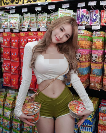 Theo đa số mọi người, mặc dù mặt xinh, dáng đẹp nhưng gái xinh này thực sự đánh mất thiện cảm của mọi người bởi chiêu trò cố tình hở bạo, gây chú ý.