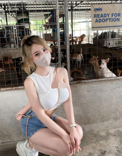 Trên trang cá nhân, Valent thường xuyên đăng ảnh xinh đẹp lung linh, diện đồ gợi cảm, cuốn hút.