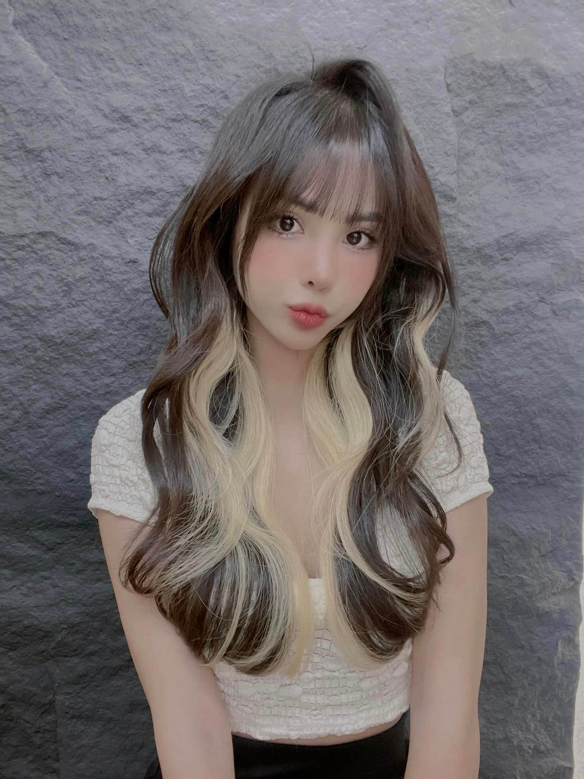 Quỳnh Anh được biết đến với câu chuyện "dậy thì thành công", từ một cô gái gầy gò "lột xác" thành cô nàng xinh đẹp và gợi cảm.