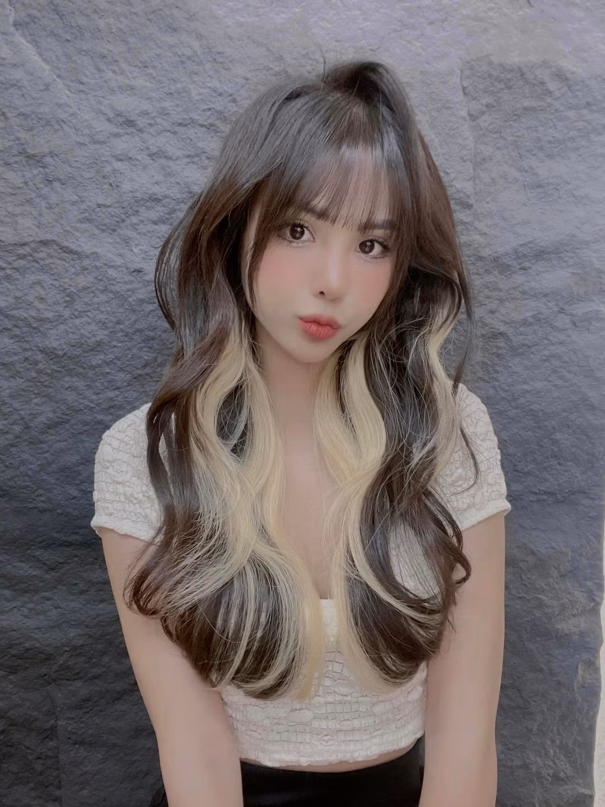 Quỳnh Anh được biết đến với câu chuyện "dậy thì thành công", từ một cô gái gầy gò "lột xác" thành cô nàng xinh đẹp và gợi cảm.