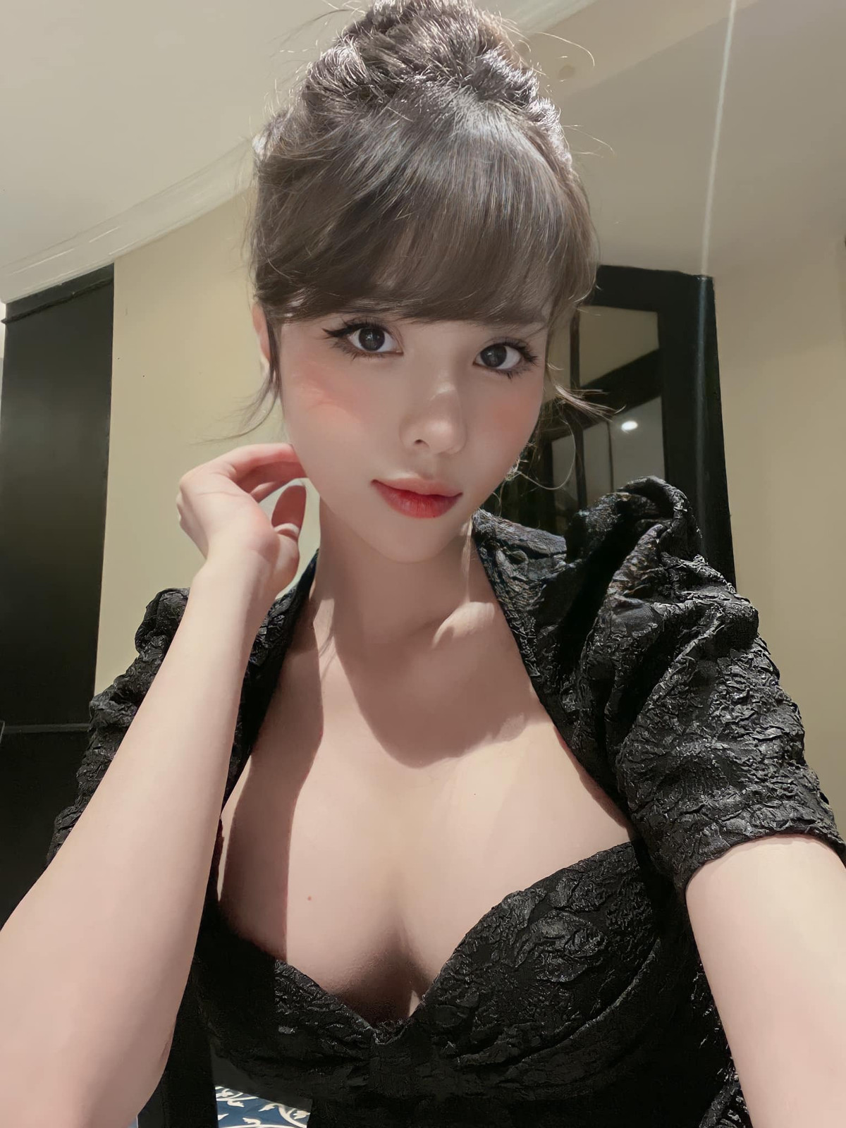 Người đẹp đến từ Hưng Yên sở hữu 3 vòng vô cùng chuẩn mực và có nhan sắc hết sức mặn mà.