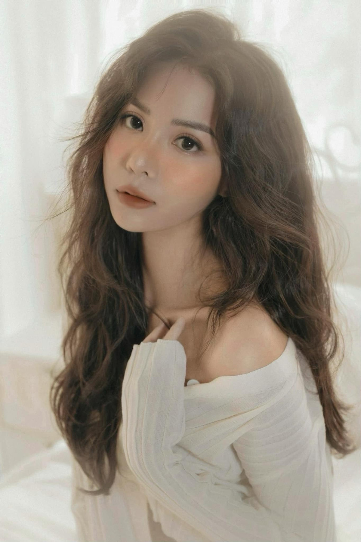 Cô nàng có nhiều bộ ảnh nghệ thuật đẹp mắt, khoe vẻ đẹp quyến rũ và hấp dẫn.