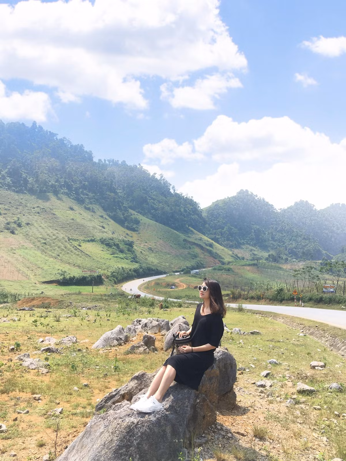 Trong cảnh sắc quá đỗi nên thơ vùng cao nguyên ấy, cung đường như một tấm lụa mềm mại đang uốn lượn giữa những quả đồi. Ảnh: Nga Nguyen