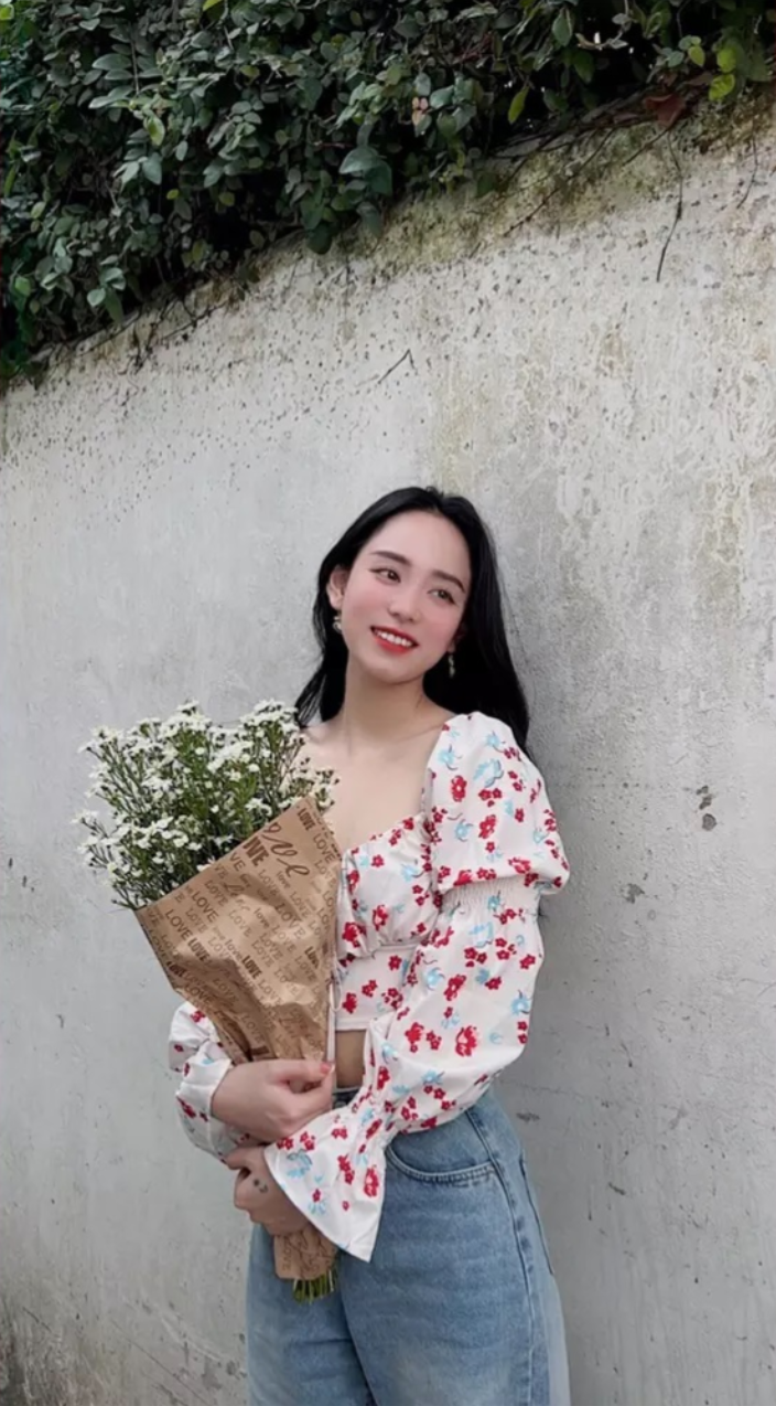 Bằng đi gần 1 năm, người ta dần nhìn thấy Minh Thu trưởng thành hơn. Hiện tại, bên cạnh công việc dạy học, Minh Thu giờ là một KOL với số người theo dõi tài khoản TikTok và FB lần lượt khoảng 792k và 1 triệu. Ảnh: Tổng hợp